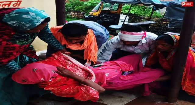 दमोह उप स्वास्थ्य केंद्र में लगा था ताला, अस्पताल के बाहर जमीन पर हुआ महिला का प्रसव