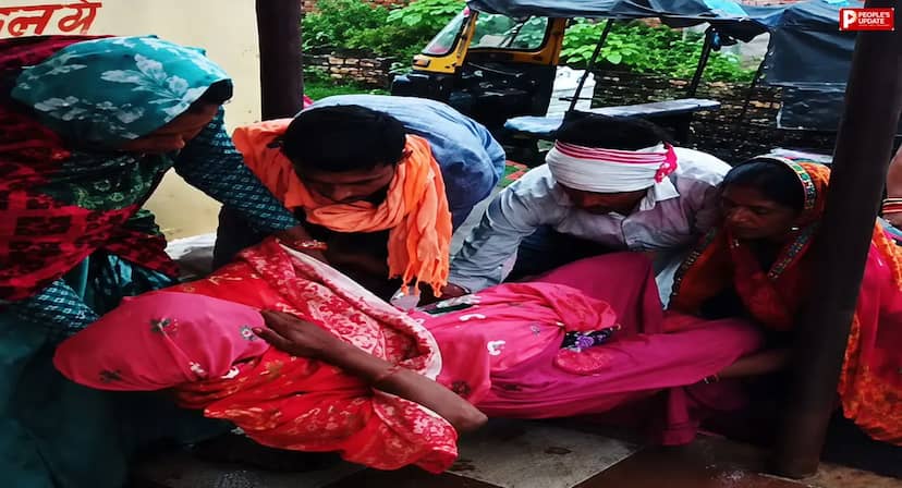 दमोह उप स्वास्थ्य केंद्र में लगा था ताला, अस्पताल के बाहर जमीन पर हुआ महिला का प्रसव