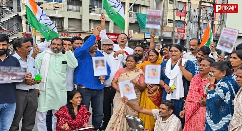 सीलिंग की कार्रवाई के खिलाफ कांग्रेस का प्रदर्शन, बीन-पुंगी बजाकर जताया विरोध