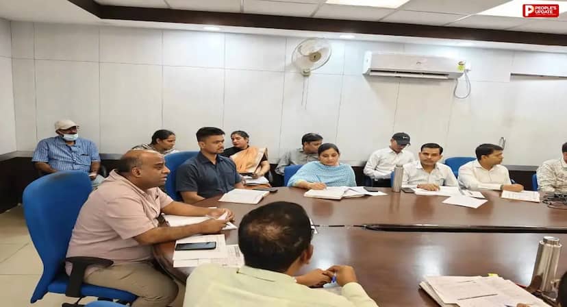 कलेक्टर ने की राजस्व कार्यों की समीक्षा, लंबित प्रकरणों के जल्द निराकरण के निर्देश