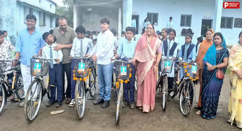 मॉडल स्कूल लखनादौन में बांटी गई साइकिलें, छात्र-छात्राओं के खिले चेहरे