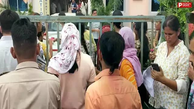 SET परीक्षा: 20 मिनट लेट मिला पेपर, अभ्यर्थियों ने सेंटर के बाहर किया हंगामा