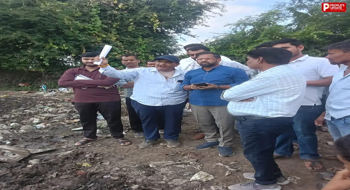 हरदा में सड़क पर फैली गंदगी से लोग परेशान, कचरा वाहनों को रोका