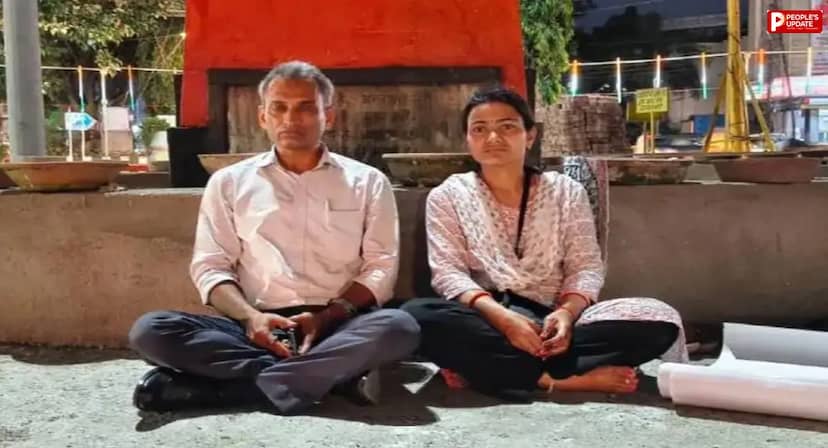 अवैध बैनर-पोस्टर के खिलाफ उपवास पर बैठे दंपति, 2018 की विज्ञापन नीति के बावजूद शहर में धड़ल्ले से लग रहे अवैध होर्डिंग