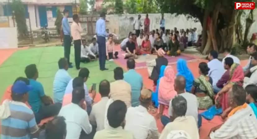 पांढुर्णा: पाठई में कलेक्टर ने जमीन पर बैठकर ग्रामीणों की सुनी समस्याएं, अधिकारियों को निराकरण के दिए निर्देश