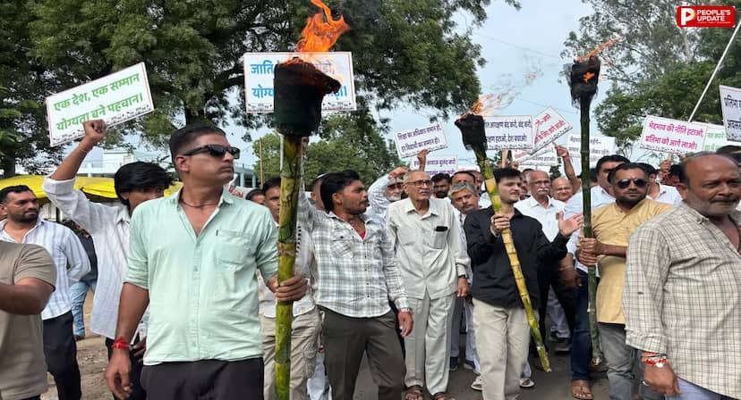 सोहागपुर में UGC नियमों और आरक्षण व्यवस्था को लेकर सवर्ण समाज का प्रदर्शन, मशाल जुलूस निकालकर सौंपा ज्ञापन