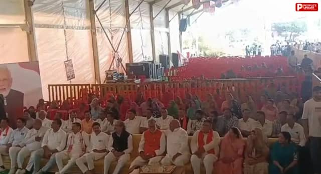 सीहोर में मन की बात कार्यक्रम में मंच पर दो मंत्री, पीछे खाली कुर्सियां