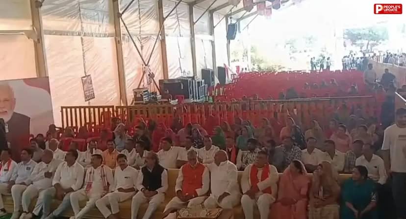 सीहोर में मन की बात कार्यक्रम में मंच पर दो मंत्री, पीछे खाली कुर्सियां
