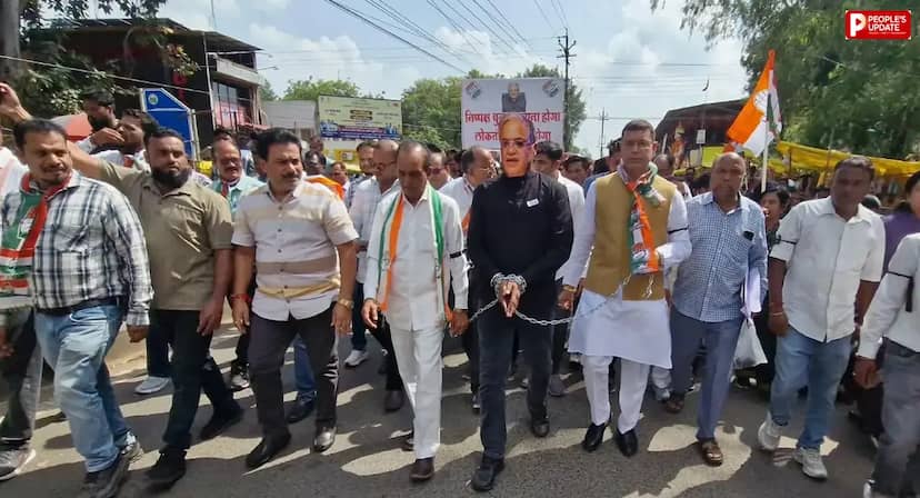 छिंदवाड़ा में कांग्रेस का वोट चोरी के आरोप पर प्रदर्शन, ज्ञानेश कुमार का पुतला फूंका