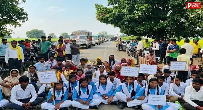 डिंडौरी में सड़क की मांग को लेकर ग्रामीणों ने किया चक्काजाम, 5 किमी कच्चे रास्ते से परेशान स्कूली बच्चे