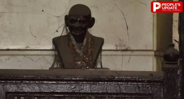 गांधी जयंती से पहले JAH में बदहाल मिली महात्मा गांधी की प्रतिमा, धूल और मकड़जाल के बीच ताले में बंद