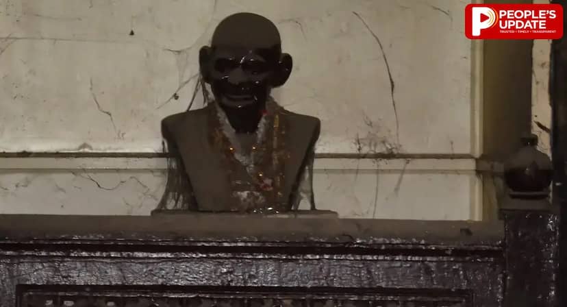 गांधी जयंती से पहले JAH में बदहाल मिली महात्मा गांधी की प्रतिमा, धूल और मकड़जाल के बीच ताले में बंद