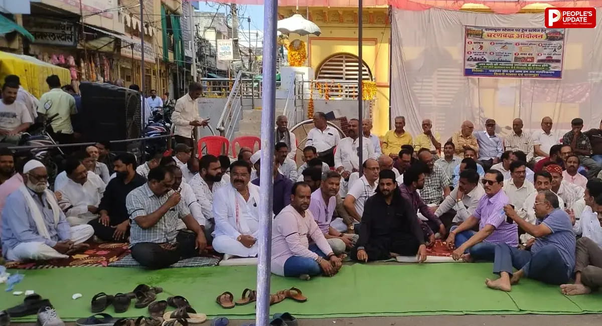 बानापुरा रेलवे स्टेशन पर ट्रेनों के ठहराव की मांग, नहीं रुकने से लोग परेशान; काली पट्टी बांधकर 3 घंटे धरना