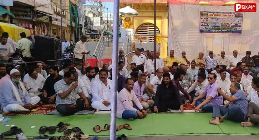 बानापुरा रेलवे स्टेशन पर ट्रेनों के ठहराव की मांग, नहीं रुकने से लोग परेशान; काली पट्टी बांधकर 3 घंटे धरना