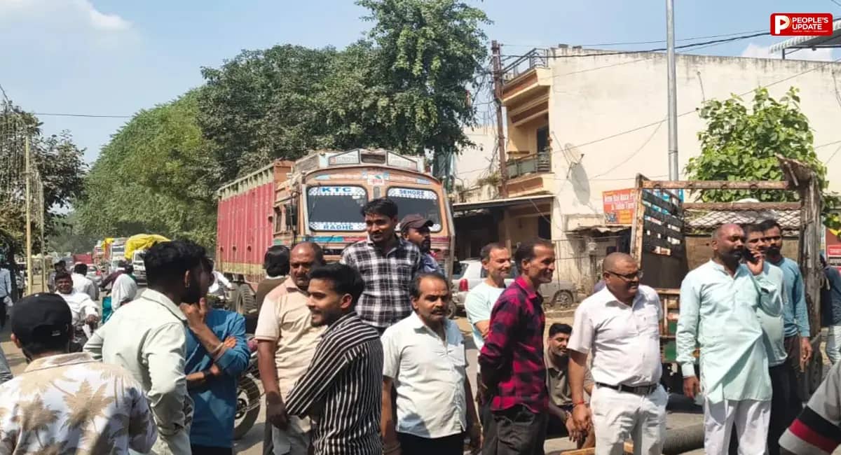 सीहोर: खराब सड़क से परेशान लोगों ने किया चक्काजाम, 30 करोड़ की सड़क उखड़ी