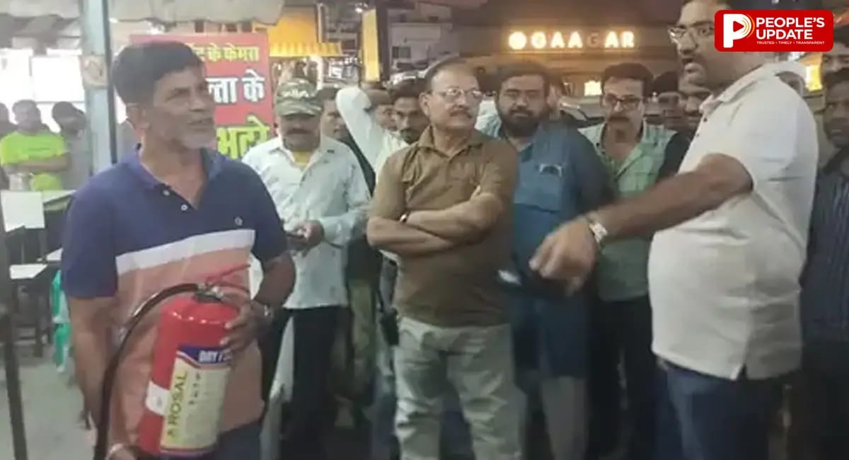 भोपाल के न्यू मार्केट में आग के बाद नगर निगम की कार्रवाई, 4 ट्रक सामान जब्त