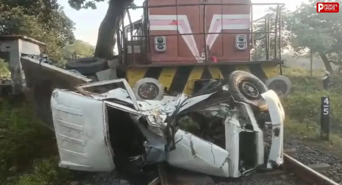 फाटक रहित क्रॉसिंग पर मालगाड़ी ने पिकअप को 100 मीटर तक घसीटा, युवक की मौत