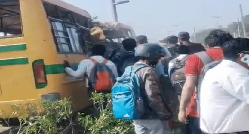 भोपाल: वीआईपी रोड पर अनियंत्रित बस खंभे से टकराई, 11 विद्यार्थी घायल