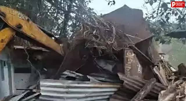 जबलपुर: पारस यादव की मौत पर परिजनों का प्रदर्शन, आरोपी के मकान पर चला बुलडोजर