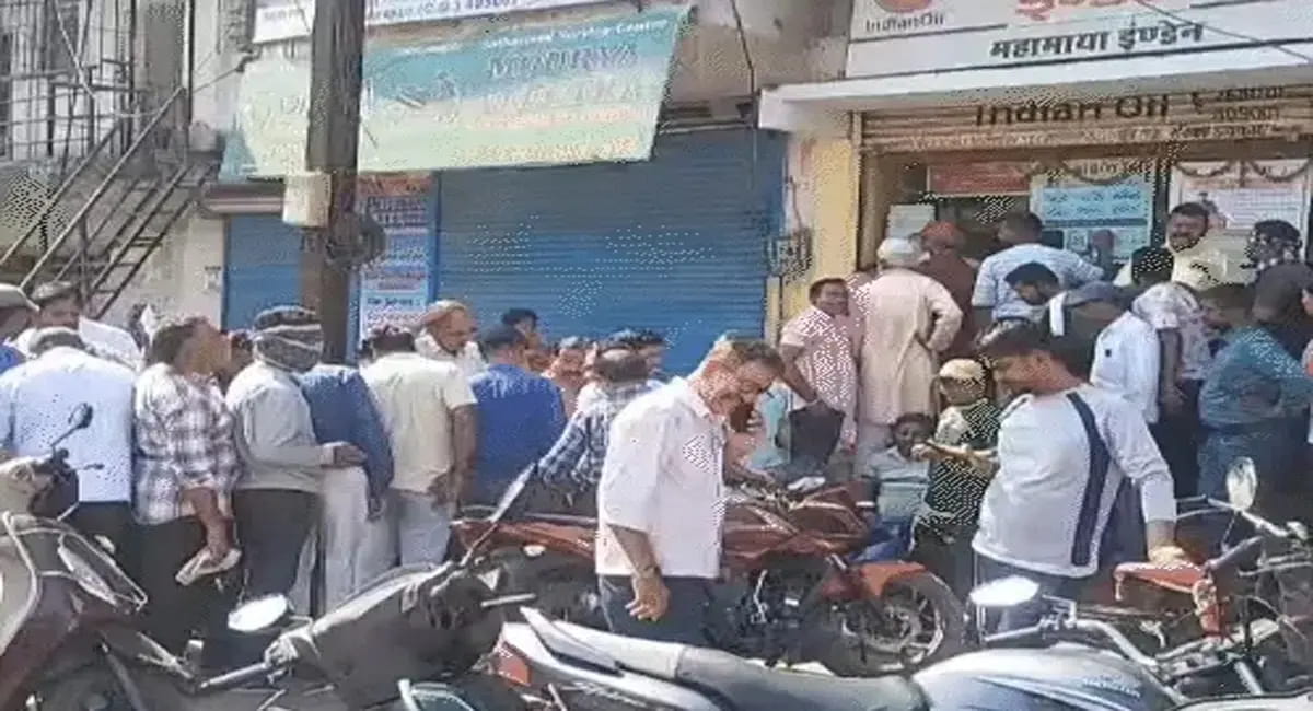 छत्तीसगढ़ के कई शहरों में गैस एजेंसियों पर लंबी कतारें; होटलों में लौटी पुरानी रसोई, चूल्हों पर बनाने लगे खाना