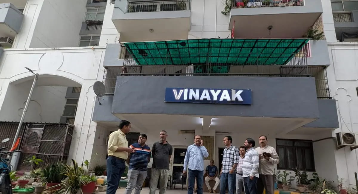 13वीं मंजिल से कूदकर बेटे ने दी जान, फ्लैट में मिला मां का 3 दिन पुराना शव