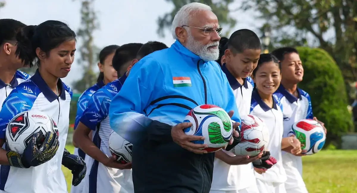मैदान में दागा फुटबॉल का गोल, युवाओं के साथ खेलकर मनाया जश्न