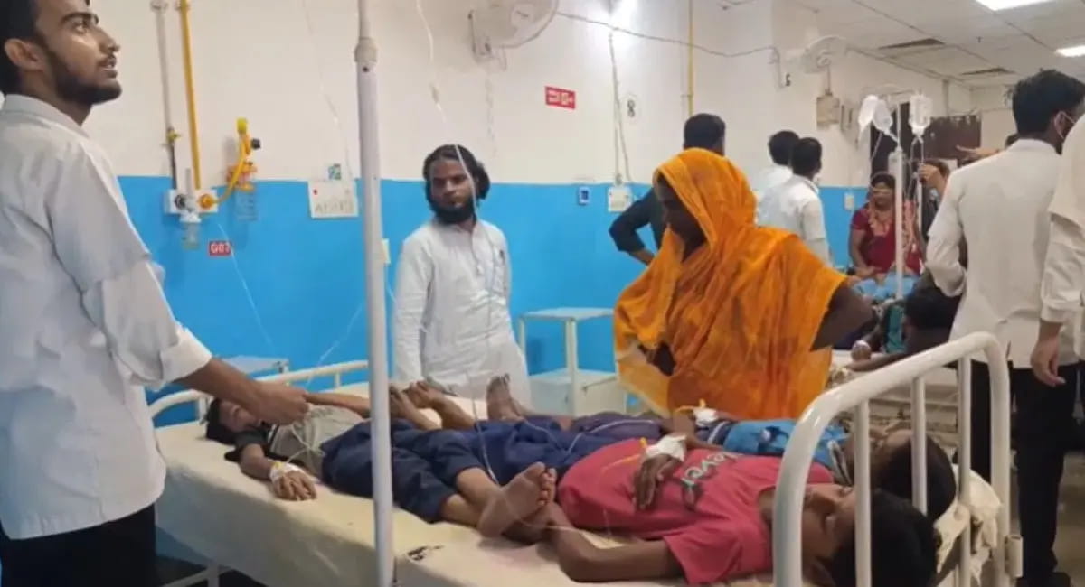 स्कूल में मिड-डे मील के खाने में सांप! दाल- चावल खाते ही 250 से ज्यादा बच्चे बीमार, अस्पताल में भर्ती