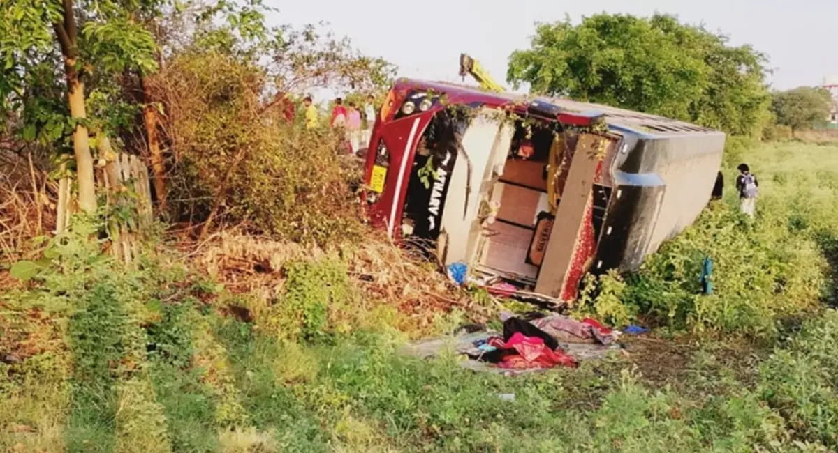 80 यात्रियों में मची चीख-पुकार; चालक पर नशे में ड्राइविंग का आरोप