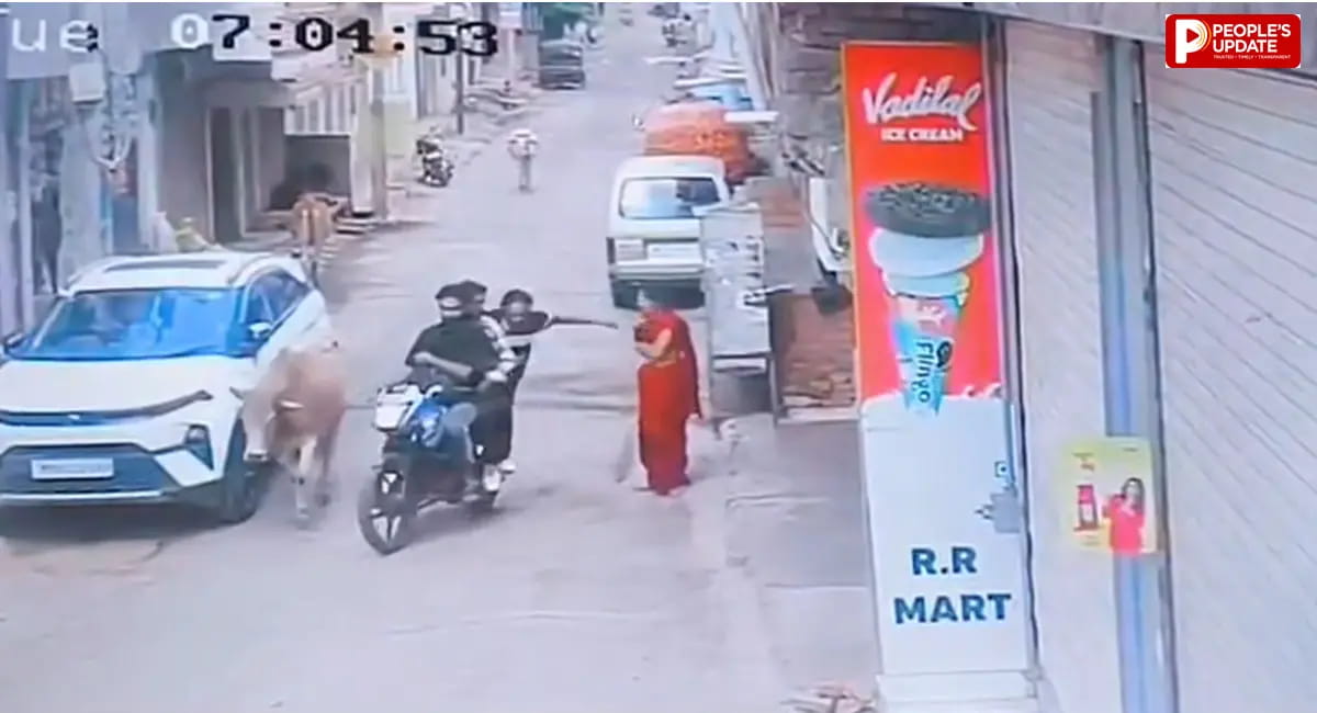 घर के बाहर झाड़ू लगा रही थी, CCTV में कैद हुए बदमाश