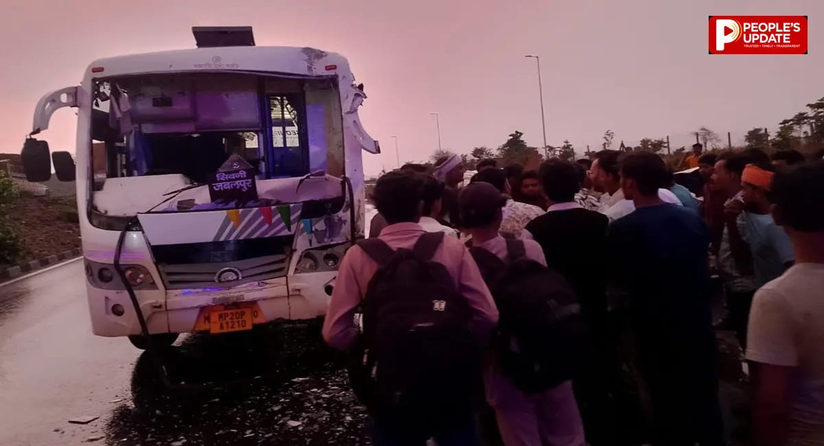 ट्रक से टकराने के बाद बस ने कार को मारी टक्कर; 12 से ज्यादा यात्री घायल