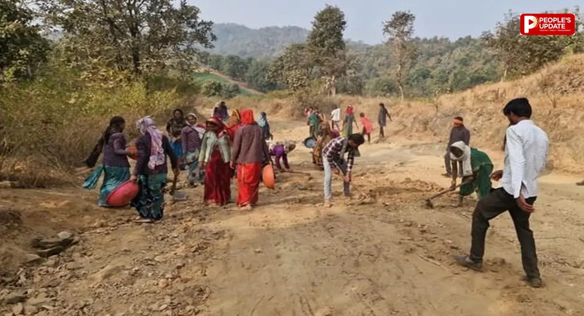 13 साल तक नहीं बनी सड़क, गांव वालों ने चंदा जुटाकर खुद बना डाला 1.5 किमी रास्ता