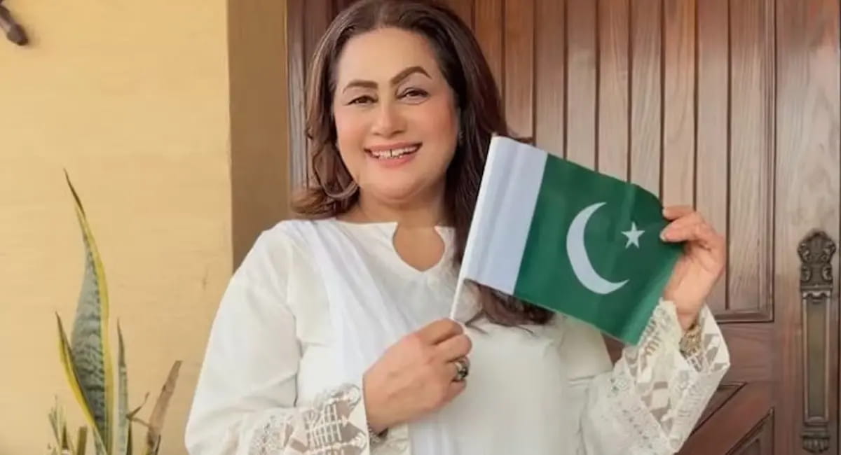 पाकिस्तानी एक्ट्रेसेस ने भारतीय देशभक्ति गाने पर लहराया PAK झंडा, वायरल वीडियो के बाद ट्रोलिंग