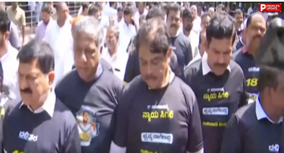 कर्नाटक में BJP का बड़ा प्रदर्शन, ब्लैक टी-शर्ट में मार्च कर मंत्री बी नागेंद्र के इस्तीफे की मांग