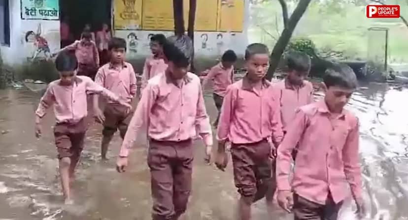 क्लासरूम में पानी, करंट का खतरा… महोबा के इस स्कूल में जान जोखिम में डालकर पढ़ रहे मासूम बच्चे