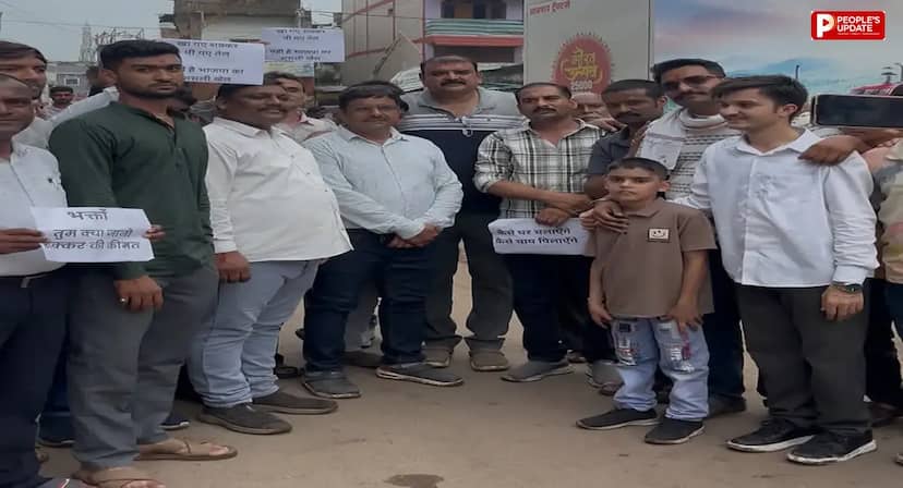 महंगाई के विरोध में सोहागपुर में कांग्रेस का ‘चीनी मार्च’, दुकानदारों और ग्राहकों को बांटी एक-एक चुटकी शक्कर