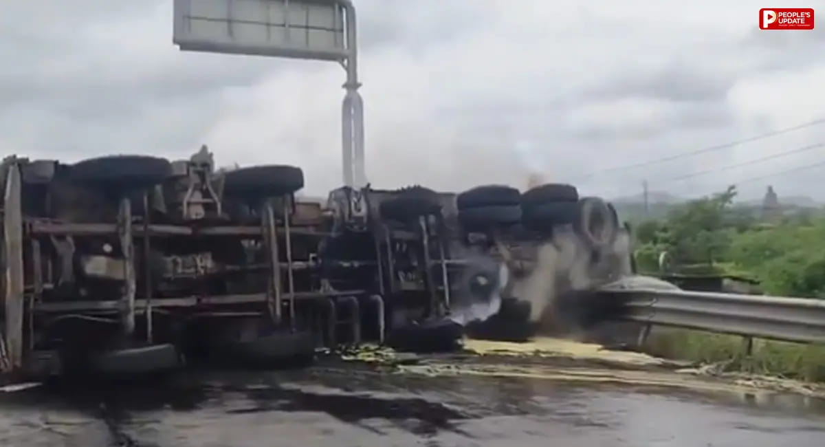 ब्रेक फेल होते ही पलटा क्रूड ऑयल टैंकर, एक्सप्रेसवे पर लगी आग; चालक अंदर फंसा
