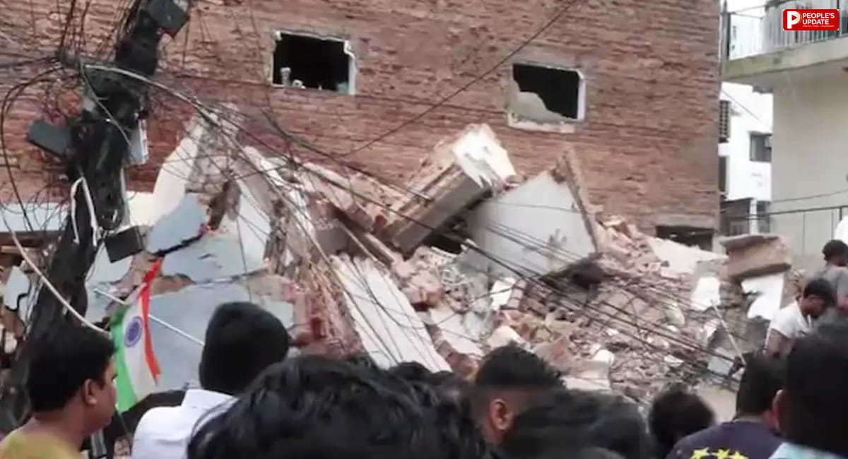 दिल्ली के सत्य निकेतन में बहुमंजिला इमारत ढही, मलबे में छात्रों के दबे होने की आशंका; NDRF समेत कई टीमें रेस्क्यू में जुटीं