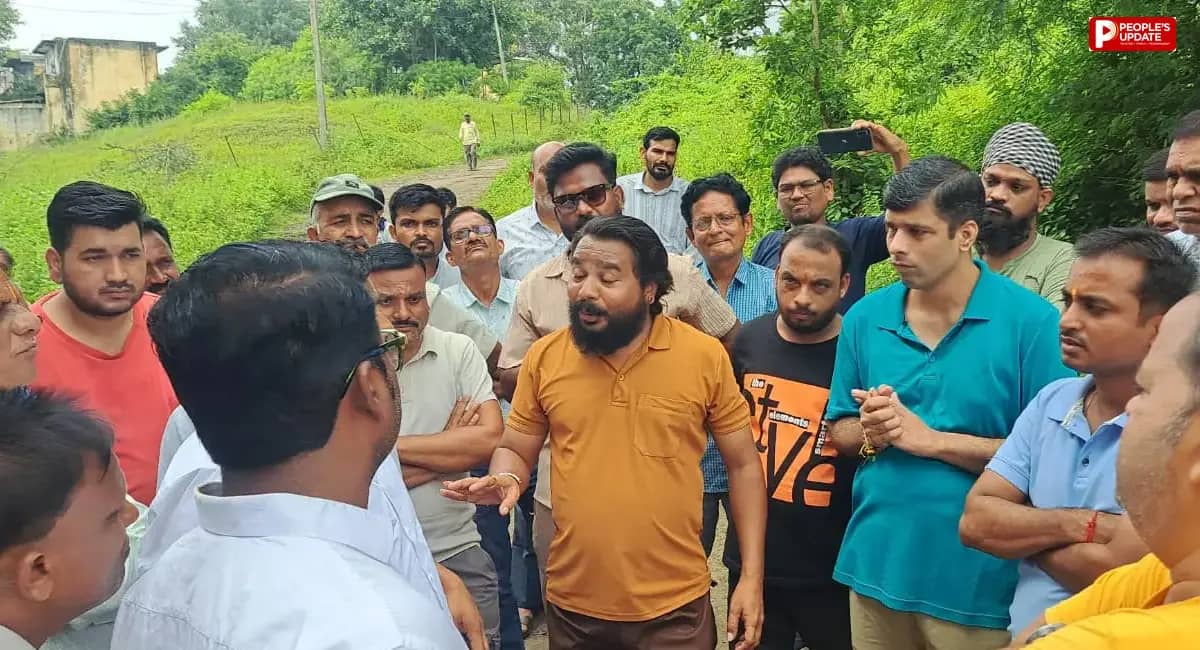सड़क जर्जर, गंदगी से हाल बेहाल... सनावद के वार्ड 16 में उतरे लोग, बोले- अब समाधान चाहिए