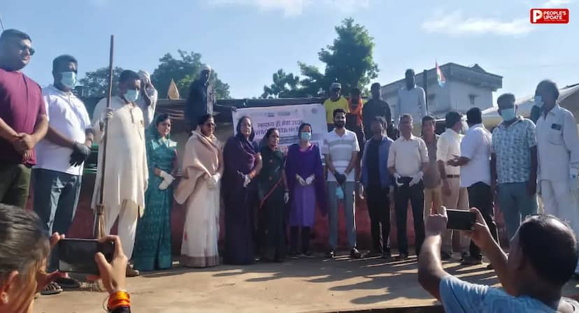 पलकमती घाट की सफाई पर उठे सवाल, नागरिक बोले- पहले सफाई फिर फोटो के लिए झाड़ू?