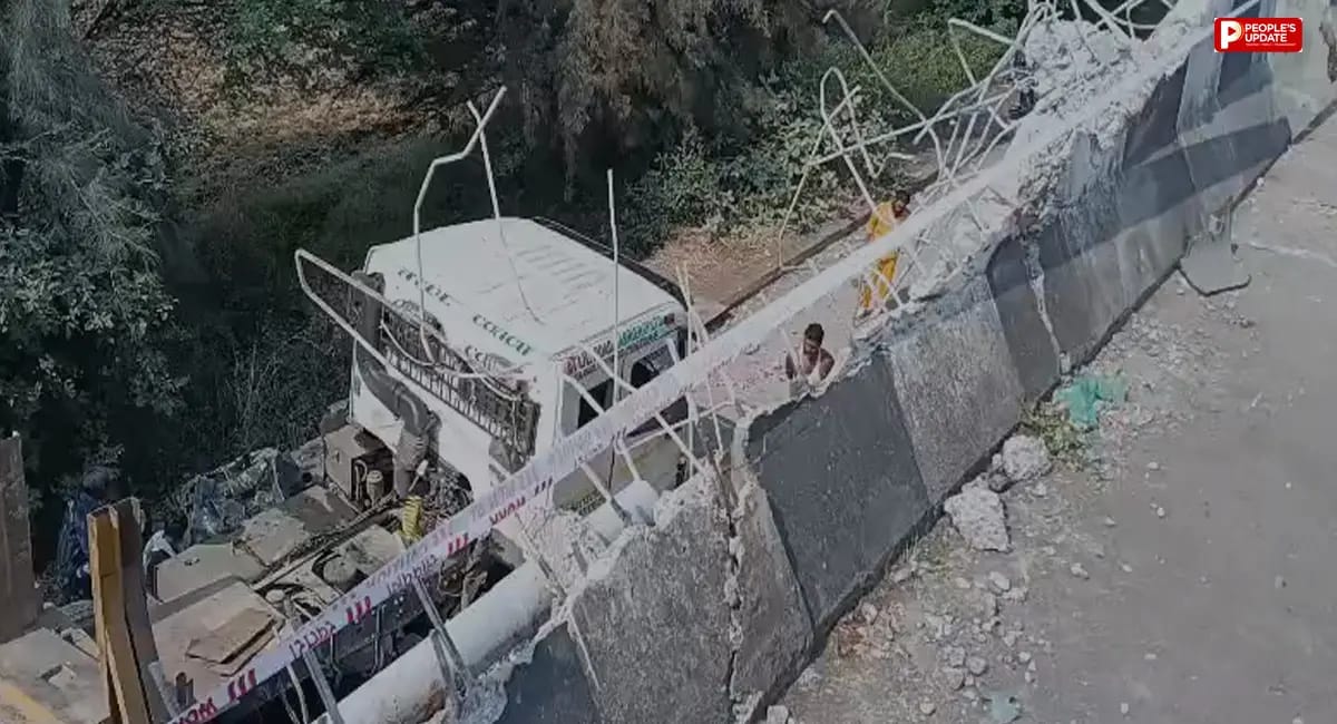 भोपाल के गांधीनगर में बड़ा हादसा, 20 से 25 फीट नीचे गिरा डंपर; दो चालक गंभीर