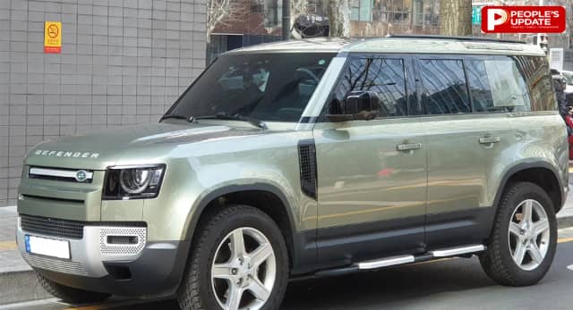 भारत में Land Rover Defender 110 हुई 34 लाख रुपये तक सस्ती, नई कीमत 99 लाख रुपये से शुरू, पुणे प्लांट में CKD असेंबली