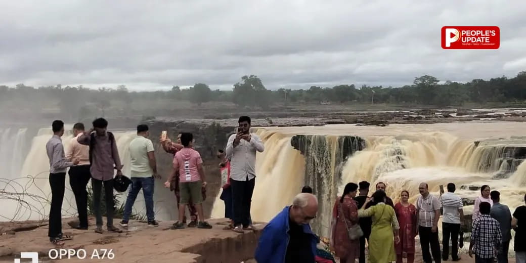 चित्रकोट जलप्रपात फिर हुआ गुलजार, मानसून में उमड़ी पर्यटकों की भारी भीड़