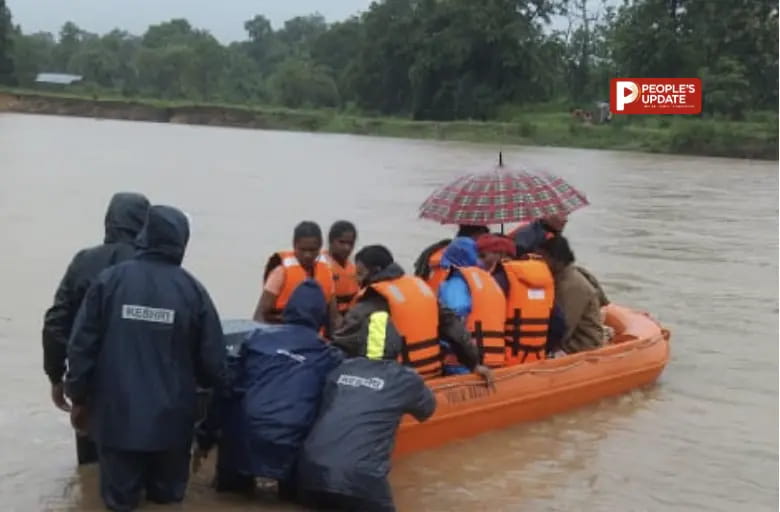 बीजापुर में बाढ़ के बीच देवदूत बनी नगरसेना, उफनते जलमार्ग से बीमार बच्ची और महिला को सुरक्षित पहुंचाया अस्पताल