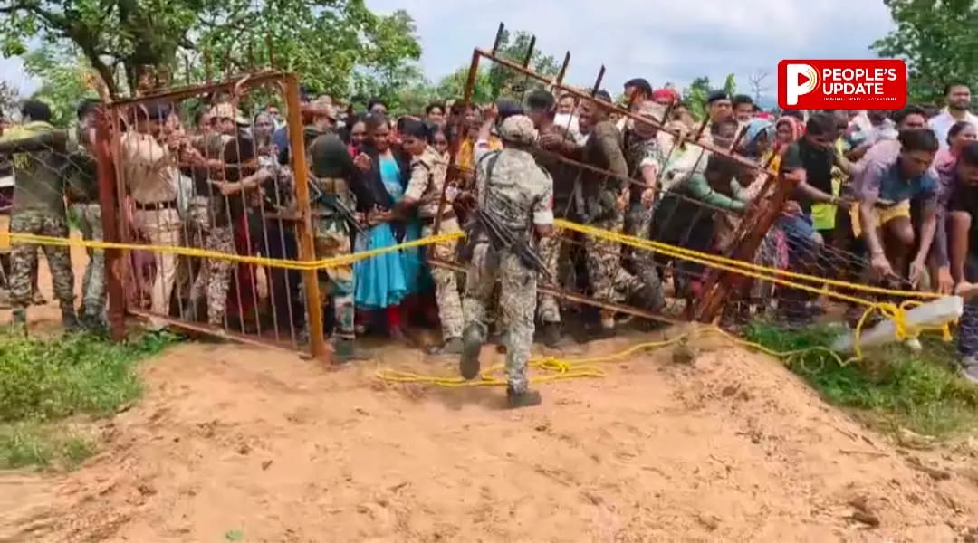 बीजापुर में अंग्रेजी शराब दुकान के विरोध में फूटा ग्रामीणों का गुस्सा, विधायक विक्रम मंडावी बोले- स्कूल बंद, शराब चालू