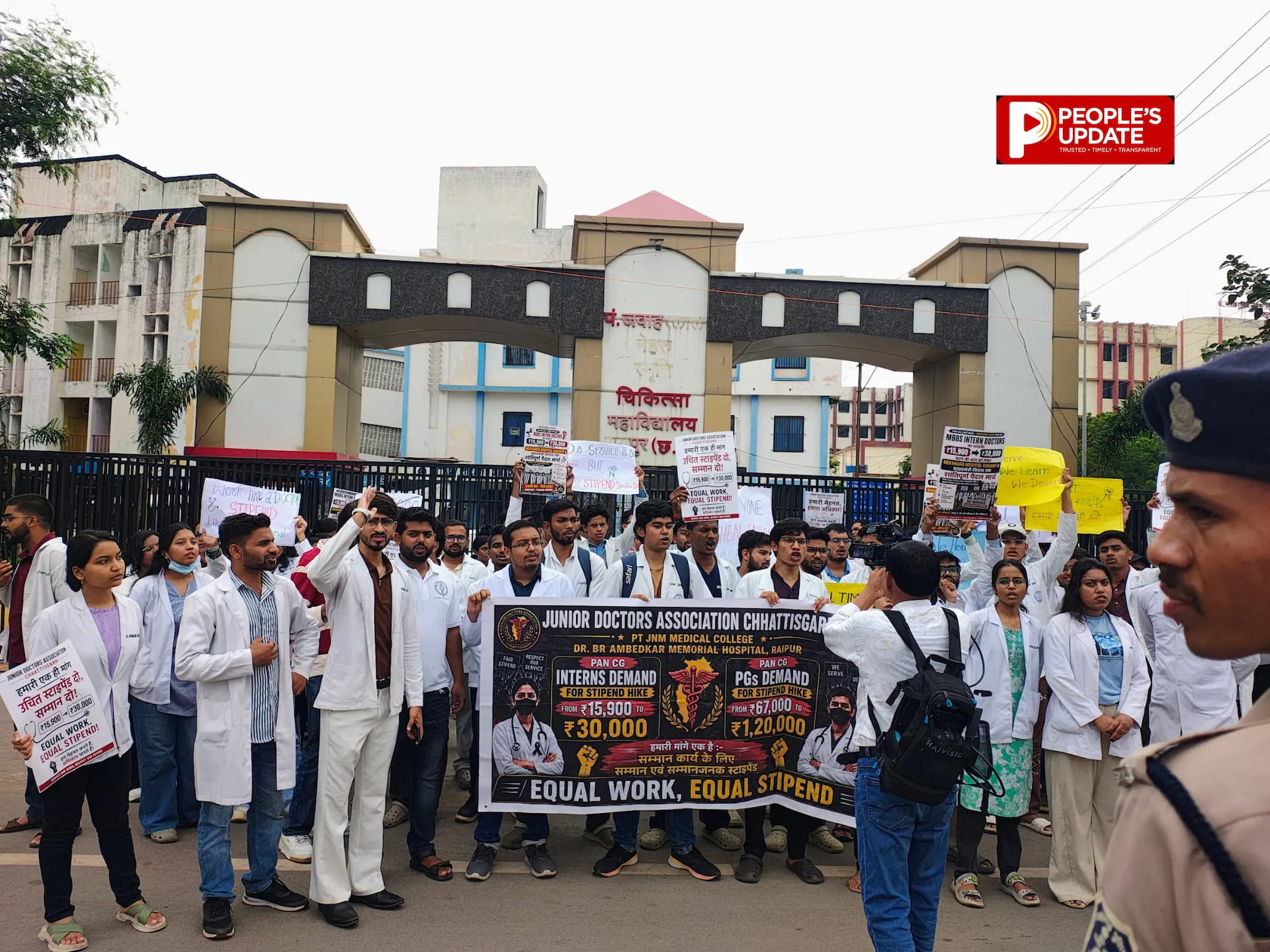 MBBS इंटर्न डॉक्टरों का पैदल मार्च, स्टाइपेंड बढ़ाने की मांग पर सड़क पर उतरे