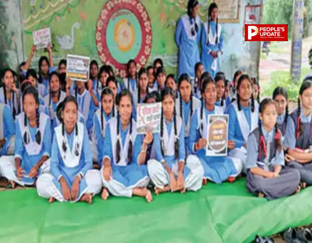 15 साल से जर्जर सड़क पर फूटा गुस्सा, पहले गड्ढों में नहाए युवा,अब बच्चों ने संभाला मोर्चा