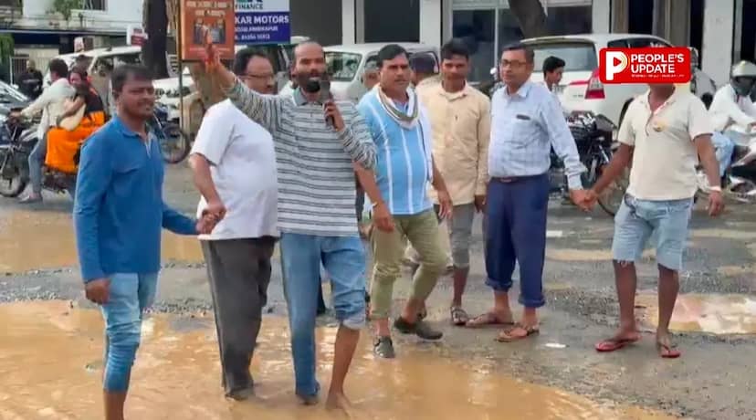 अंबिकापुर में सड़कों पर अनोखा प्रदर्शन, गड्ढों में थिरके प्रदर्शनकारी, ‘हाय रे सरगुजा’ गीत से शासन को जगाने की कोशिश