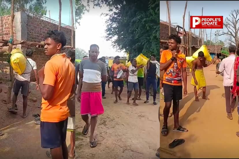 यूरिया चोरी का आरोप, कंधे पर बोरी बांधकर निकाला जुलूस,ढोल-नगाड़ों के बीच VIDEO वायरल