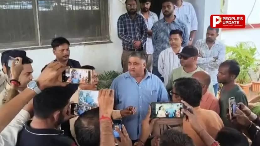 अंबिकापुर की बदहाल सड़कों पर फूटा गुस्सा, ग्रामीणों ने किया मंत्री के बंगले का घेराव,मंत्री बोले- ‘मैं खुद शर्मिंदा हूं’
