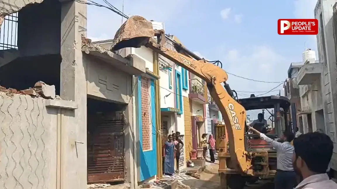 रावतपुरा फेस-2 में चला निगम का बुलडोजर, बिना नक्शे बने 40 मकानों पर कार्रवाई